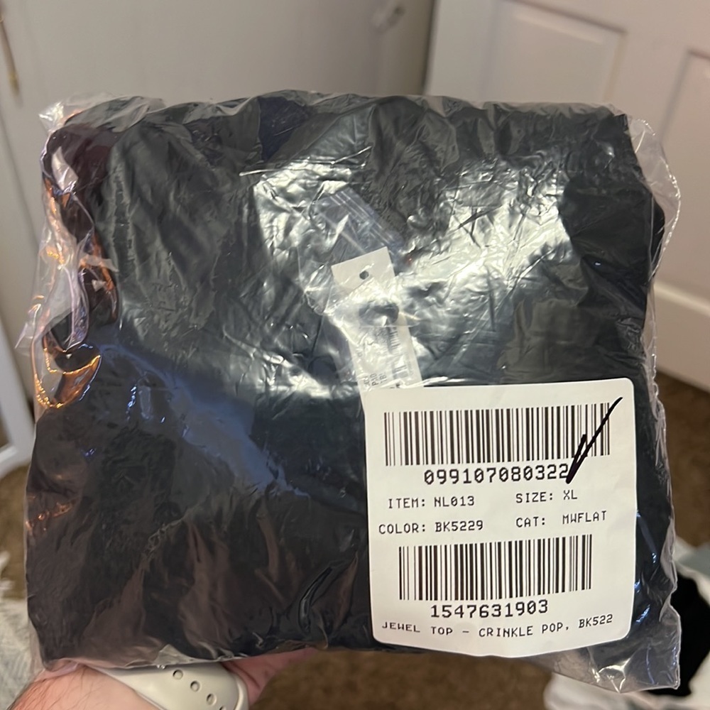 Madewell Embroidered Poplin Puff-Sleeve Cutout Crop Top in True Black - Picture 12 of 12